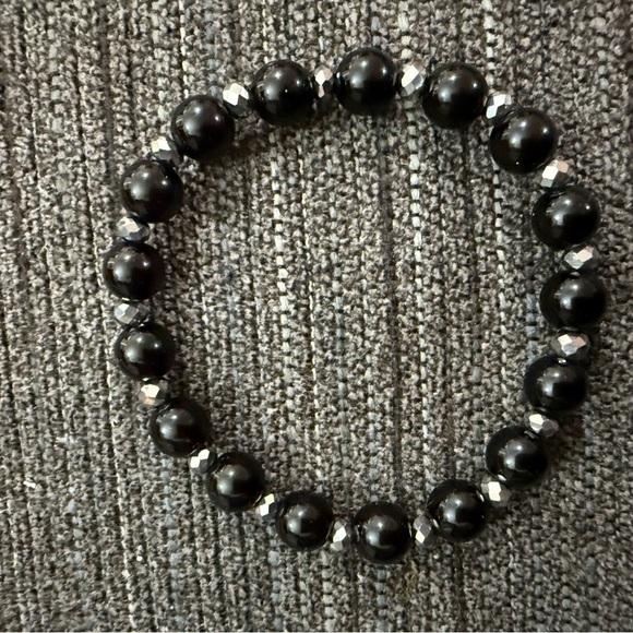 Elegant Black Beaded Bracelet - Picture 2 of 2